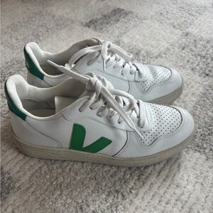 Veja v 90 sneakers